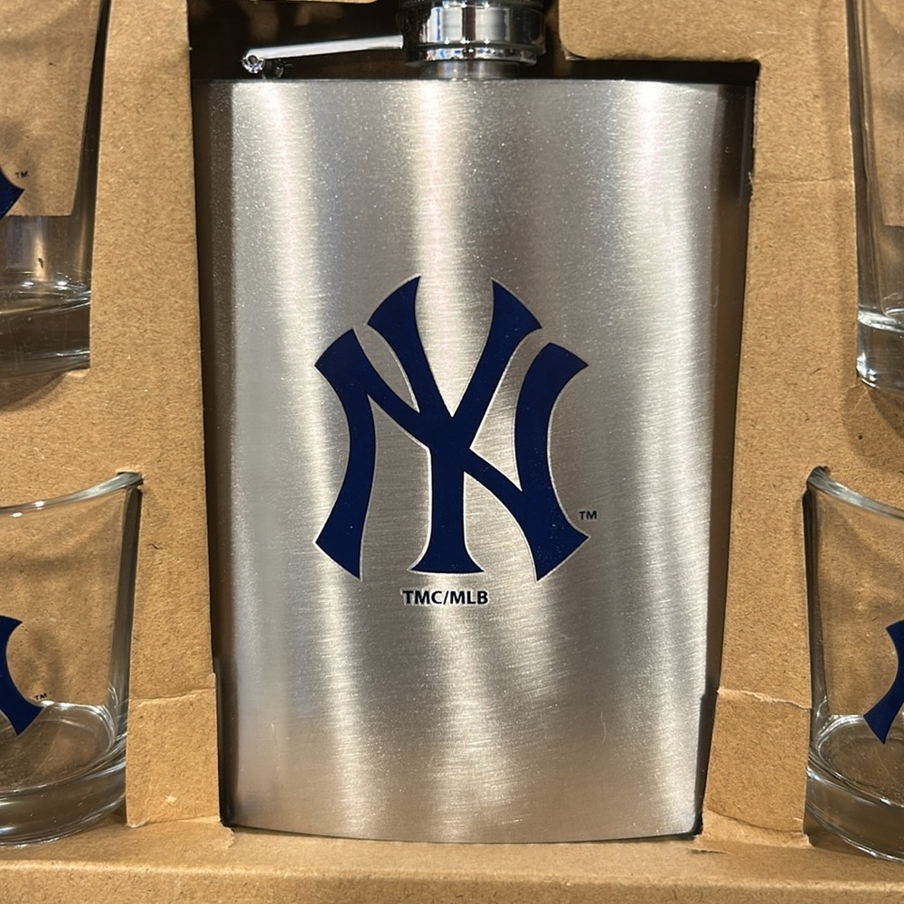 Yankees Flask & Shot Glass Set The Memory Company New York NIB